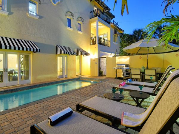 Fabulous Siesta Key Townhome Steps to the Beach