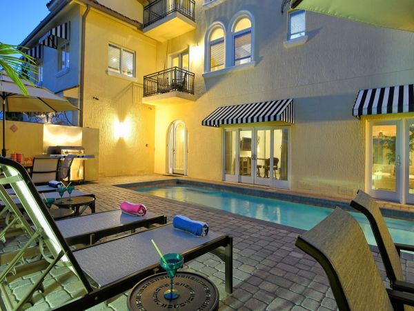 Fabulous Siesta Key Townhome Steps to the Beach