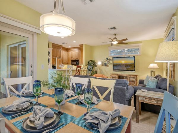 Fabulous Siesta Key Townhome Steps to the Beach
