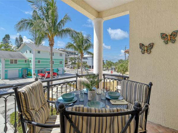 Fabulous Siesta Key Townhome Steps to the Beach