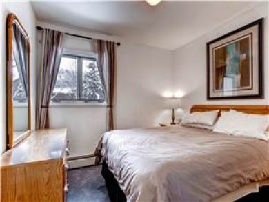 Bedroom 1 - Queen Bed