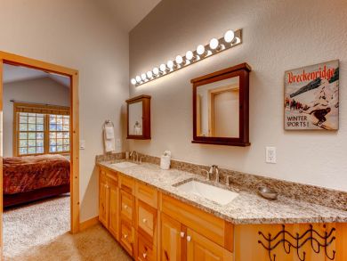 Breckenridge Townhome rental 2 blocks to shuttle