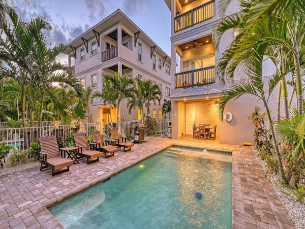 Siesta Key Luxury Vacation Duplex With Four Bedrooms & Pool