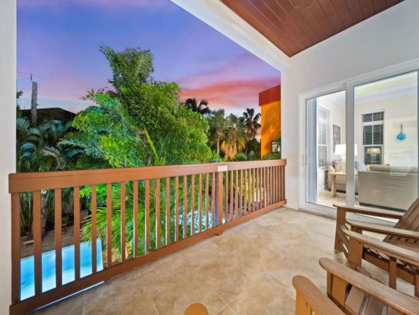Siesta Key Vacation Rental with Pool Steps to Siesta Beach