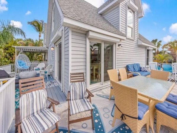 Thirty Seconds to the Beach from this Holmes Beach Rental