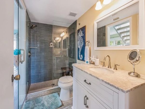 Thirty Seconds to the Beach from this Holmes Beach Rental
