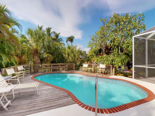CANAL FRONT  2 BEDROOM 2 BATH ANNA MARIA ISLAND POOL HOME