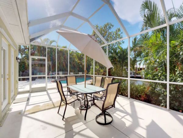 CANAL FRONT  2 BEDROOM 2 BATH ANNA MARIA ISLAND POOL HOME