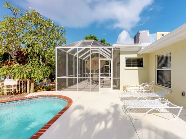 CANAL FRONT  2 BEDROOM 2 BATH ANNA MARIA ISLAND POOL HOME