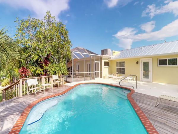 CANAL FRONT  2 BEDROOM 2 BATH ANNA MARIA ISLAND POOL HOME
