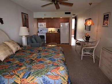 Lahaina Beachfront  Studio Communal Pool Sleeps Three Guests - additional view, photo 3