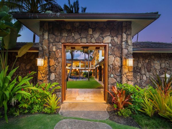 Kailua Beachfront Oceanfront Villa  Pool & Jacuzzi Main House & Guest House