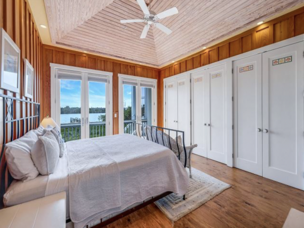 Gone with the Wind Beach to Bay Estate Main House & Guest Cottage