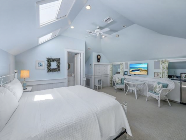 Gone with the Wind Beach to Bay Estate Main House & Guest Cottage