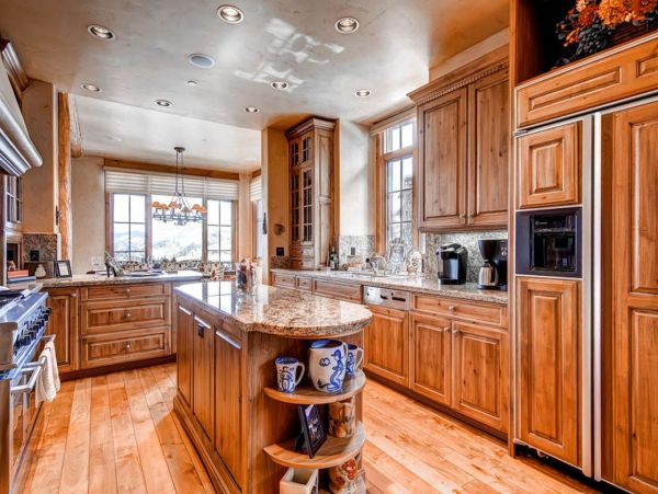 Luxury Spacious Ski Rental Home - Sleeps 14 Guests