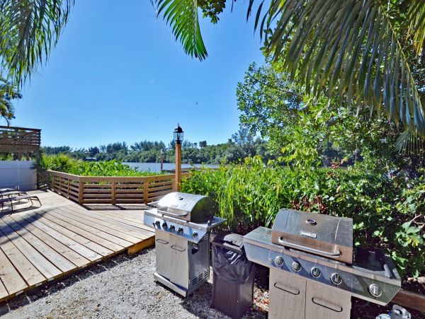 Siesta Key Two Bedroom Condo Sleeps 6 Short Walk to Beach