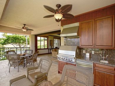 Outdoor Kitchen & Dining Area