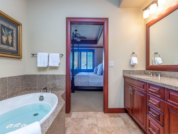This 3 Bedroom Luxury Condo Overlooks Golf Course and Ocean