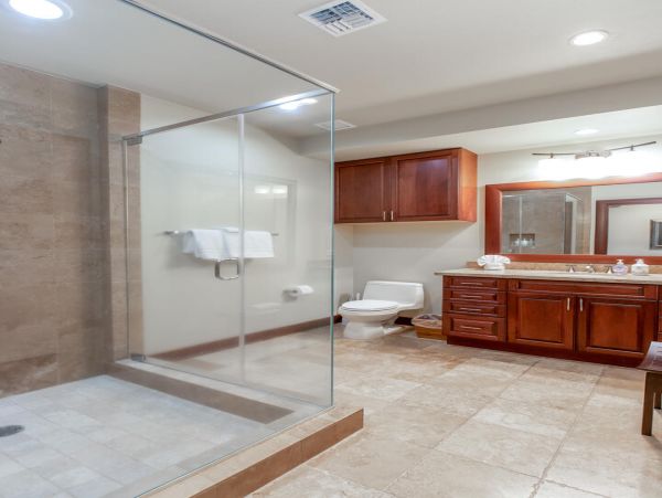 This 3 Bedroom Luxury Condo Overlooks Golf Course and Ocean