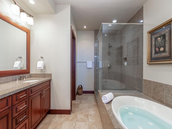 This 3 Bedroom Luxury Condo Overlooks Golf Course and Ocean
