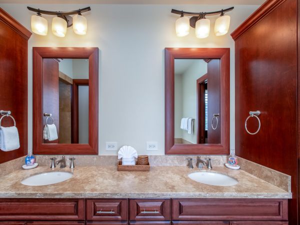 This 3 Bedroom Luxury Condo Overlooks Golf Course and Ocean