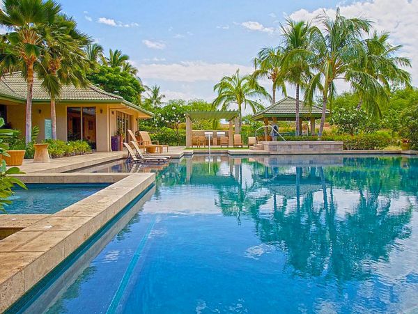 This 3 Bedroom Luxury Condo Overlooks Golf Course and Ocean