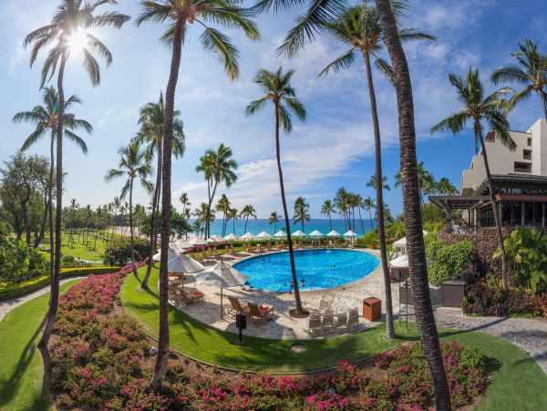 This 3 Bedroom Luxury Condo Overlooks Golf Course and Ocean