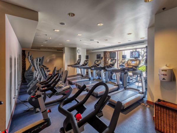 This 3 Bedroom Luxury Condo Overlooks Golf Course and Ocean