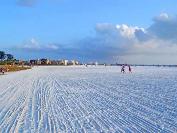 Cozy One Bedroom Siesta Key Rental with Shared Pool Sleeps 4