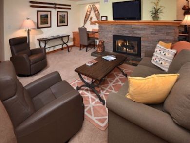 Vail Vacation Condo Sleeps 6 Guests Walk to Gondola