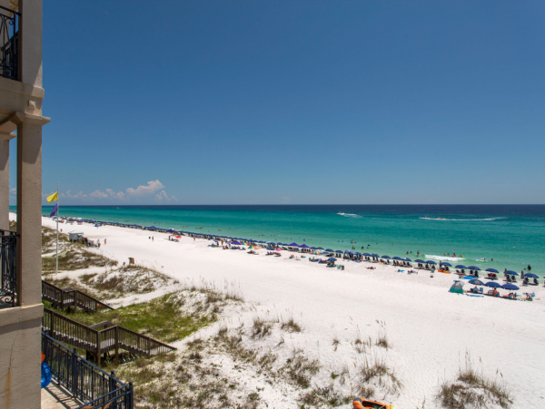 Five Bedroom Luxurious Beachfront Home - Sleeps 16 Guests