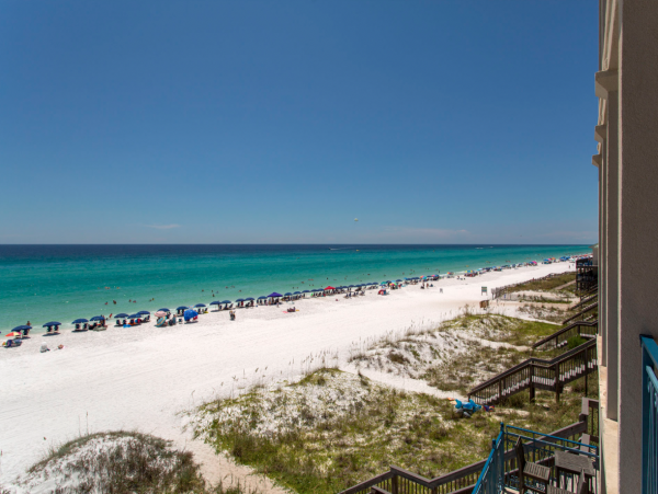 Five Bedroom Luxurious Beachfront Home - Sleeps 16 Guests