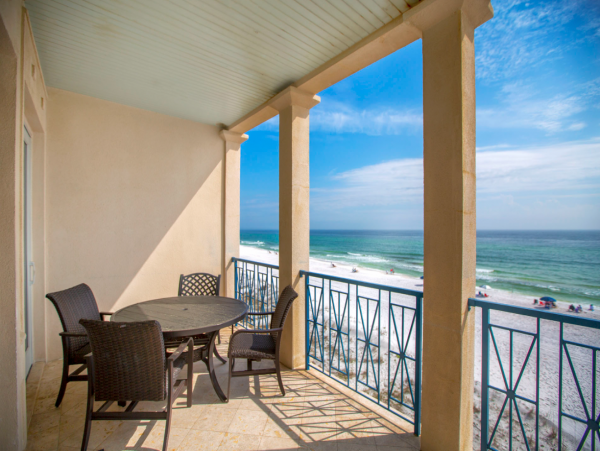 Five Bedroom Luxurious Beachfront Home - Sleeps 16 Guests