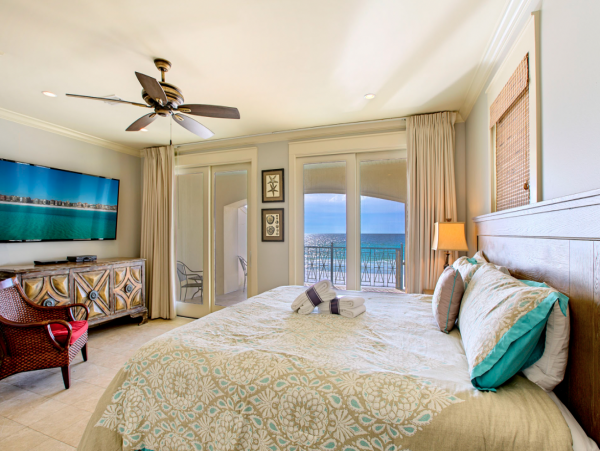Five Bedroom Luxurious Beachfront Home - Sleeps 16 Guests