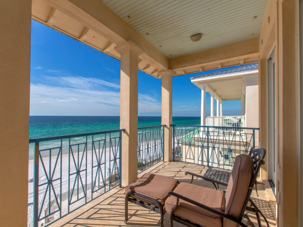 Five Bedroom Luxurious Beachfront Home - Sleeps 16 Guests