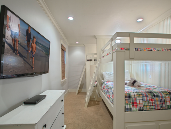 Five Bedroom Luxurious Beachfront Home - Sleeps 16 Guests