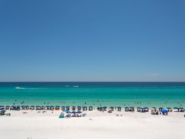 Five Bedroom Luxurious Beachfront Home - Sleeps 16 Guests