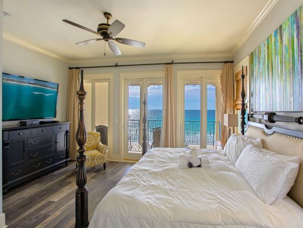Five Bedroom Luxurious Beachfront Home - Sleeps 16 Guests
