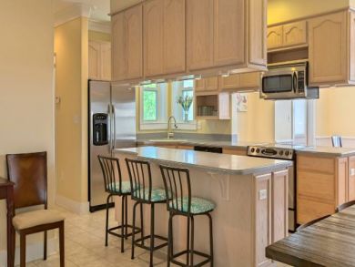 Fully Equipped Kitchen with Breakfast Seating