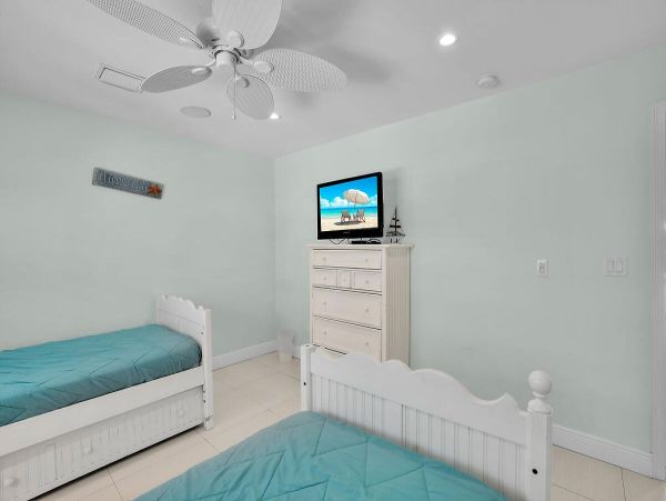 Duplex Sleeps 14 with Private Pool and Dock