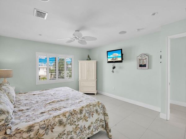 Duplex Sleeps 14 with Private Pool and Dock