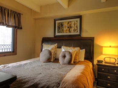 Bedroom with Queen Bed Bedroom with Queen Bed