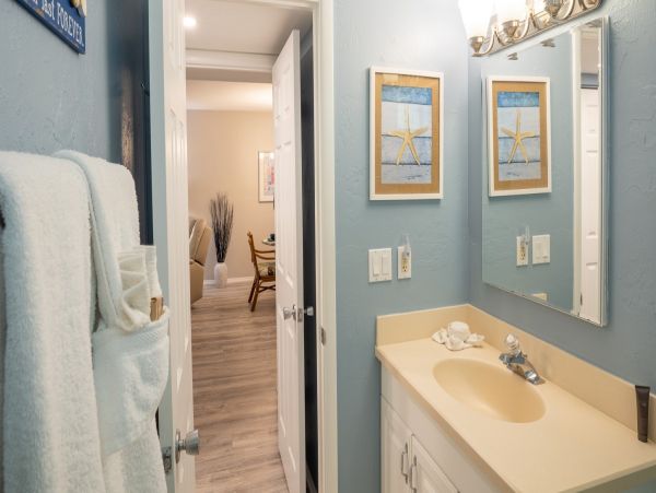 Breadenton Beach Two Bedroom Condo Sleeps 5 Guests