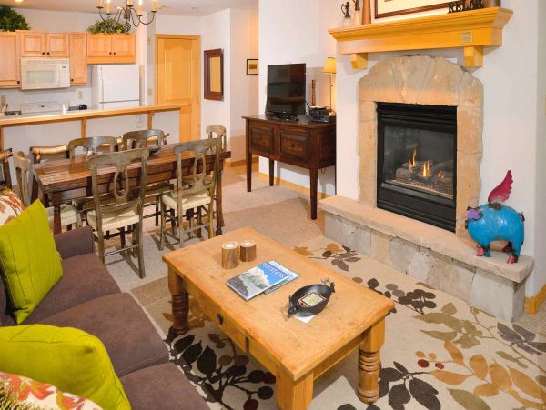 Arrowhead Residence in an Exclusive Community Sleeps 6