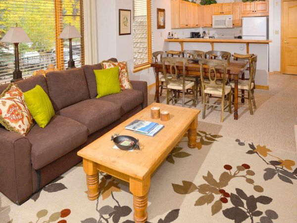 Arrowhead Residence in an Exclusive Community Sleeps 6