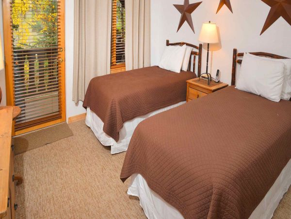 Arrowhead Residence in an Exclusive Community Sleeps 6