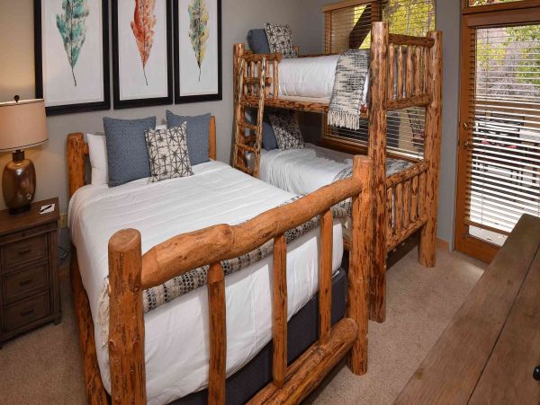 Arrowhead 2 Bedroom Vacation Condo with Communal Pool & Spa