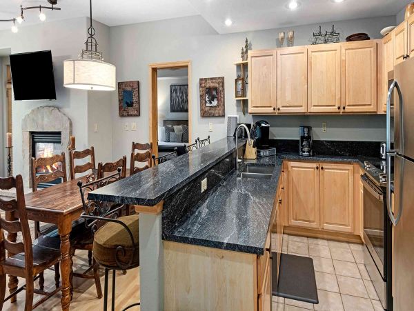 Arrowhead 2 Bedroom Vacation Condo with Communal Pool & Spa