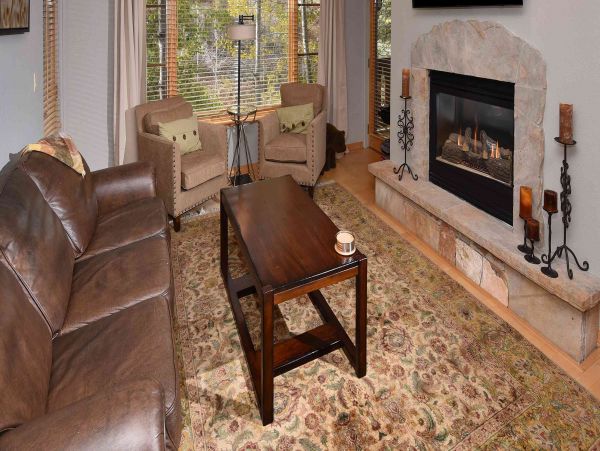 Arrowhead 2 Bedroom Vacation Condo with Communal Pool & Spa