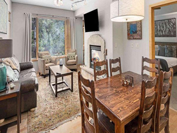 Arrowhead 2 Bedroom Vacation Condo with Communal Pool & Spa